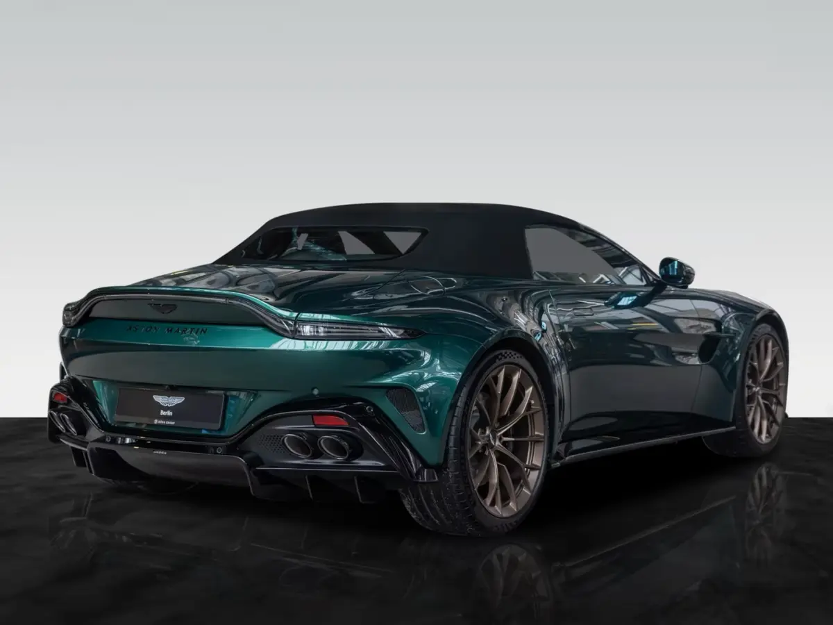 Aston Martin Vantage V8 Spider 2026, vue arrière — Monaco Super Car Rental, Monaco. Aston Martin Vantage V8 Spider à Monaco La Aston Martin Vantage V8 Spider 2026 est…