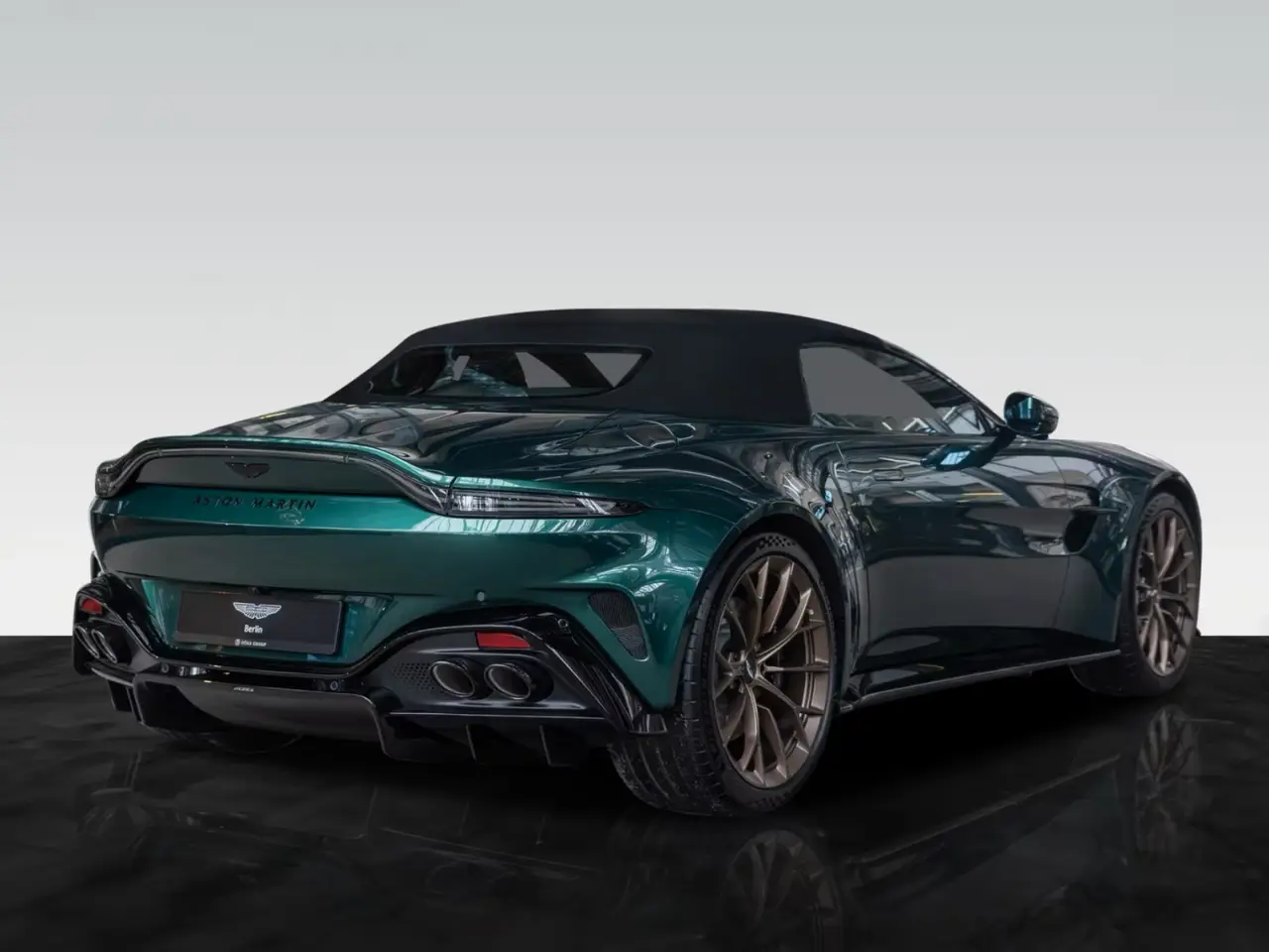 Aston Martin Vantage V8 Spider 2026, vue arrière — Monaco Super Car Rental, Monaco. Aston Martin Vantage V8 Spider à Monaco La Aston Martin Vantage V8 Spider 2026 est…