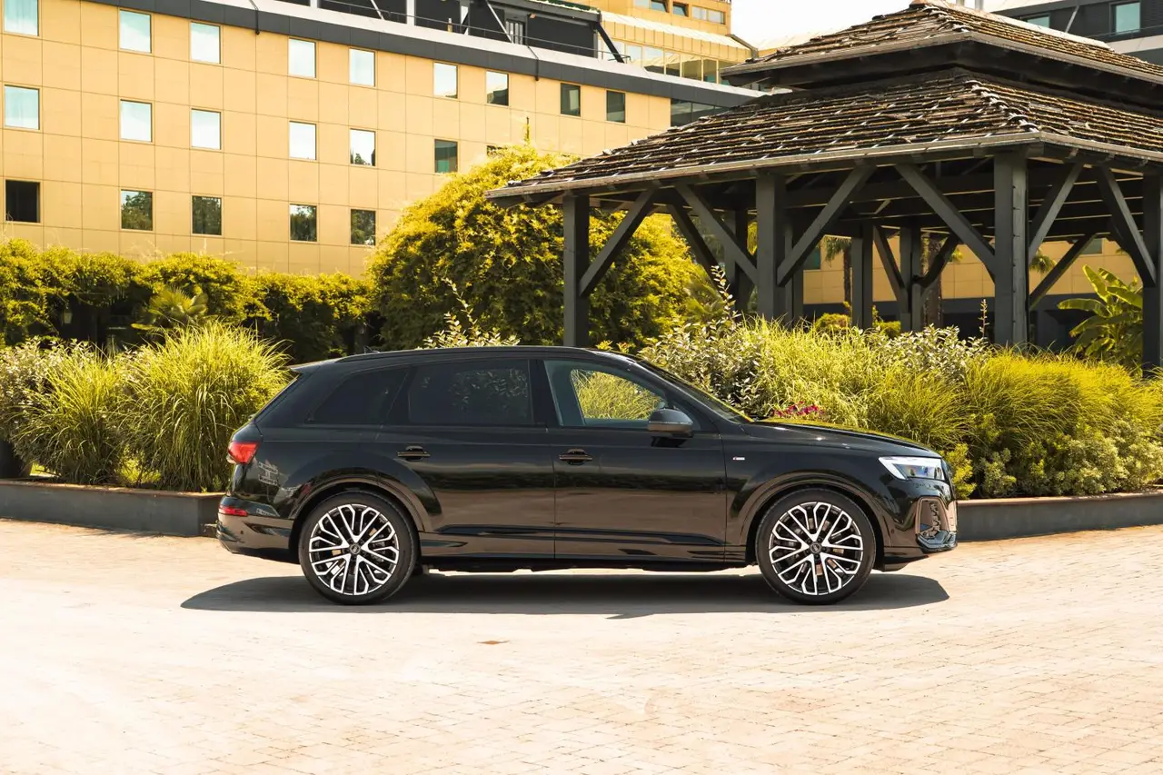 Audi Q7 50 TDI S-Line Edition 2025, vue avant — Monaco Super Car Rental, Monaco. Audi Q7 50 TDI S-Line Edition à Monaco L'Audi Q7 50 TDI S-Line Edition 2025 est proposée…
