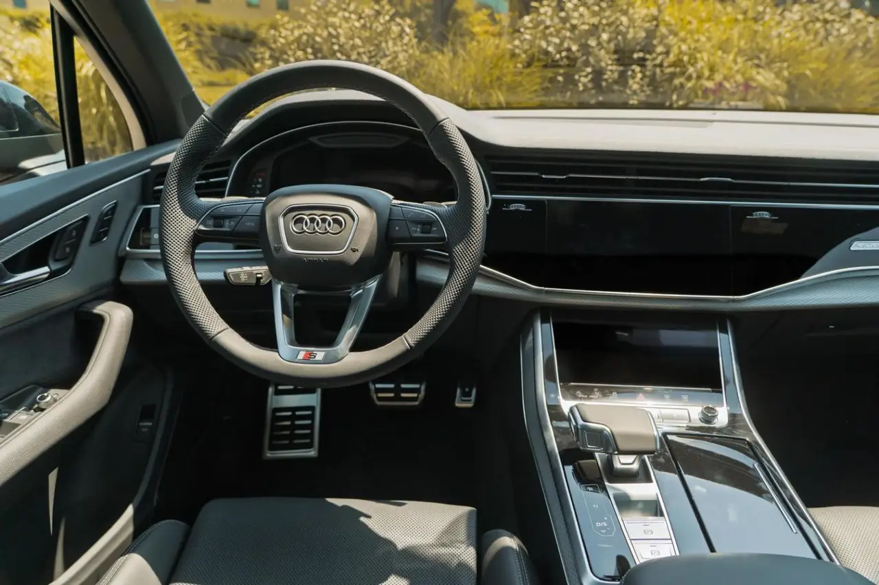 Audi Q7 50 TDI S-Line Edition 2025, intérieur — Monaco Super Car Rental, Monaco. Audi Q7 50 TDI S-Line Edition à Monaco L'Audi Q7 50 TDI S-Line Edition 2025 est proposée…