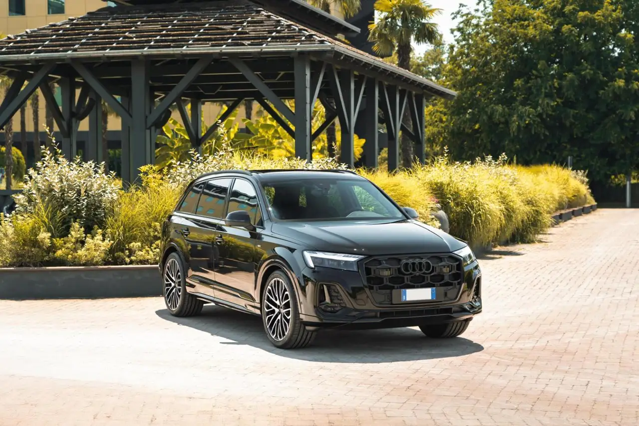 Audi Q7 50 TDI S-Line Edition 2025 — Monaco Super Car Rental, Monaco. Audi Q7 50 TDI S-Line Edition à Monaco L'Audi Q7 50 TDI S-Line Edition 2025 est proposée…