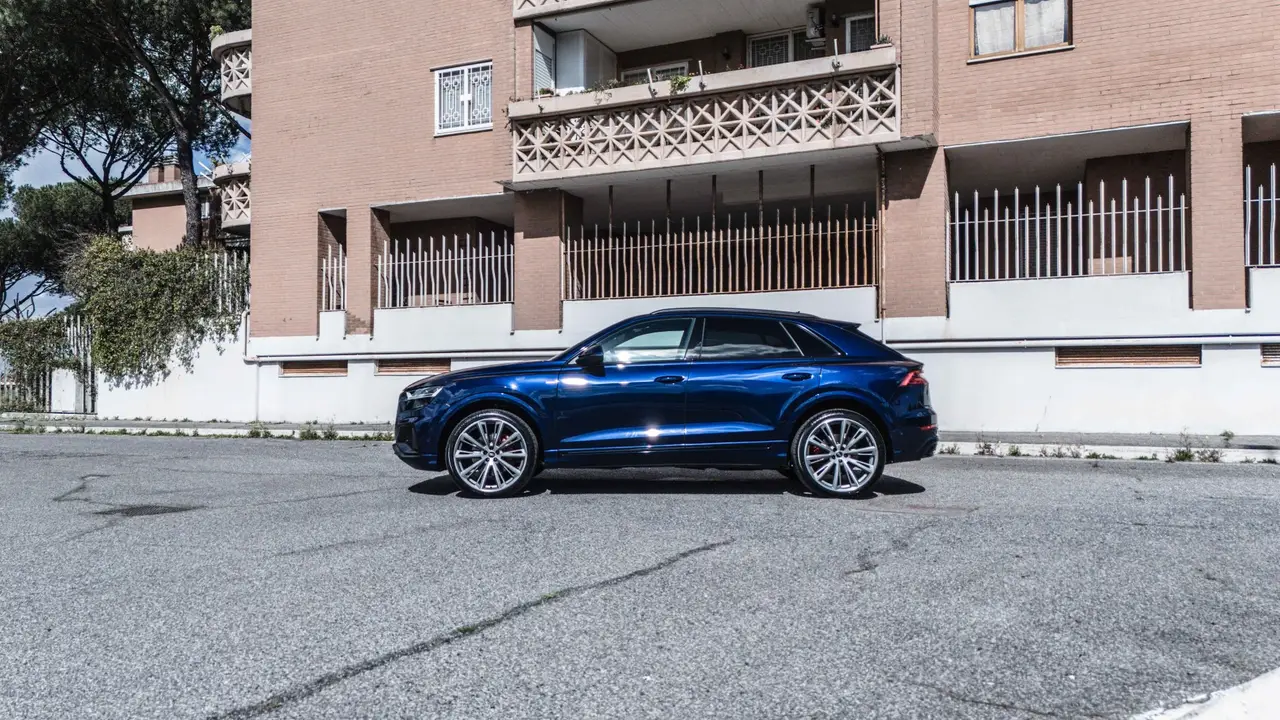 Audi Q8 55 TFSI 2022, vue avant — Monaco Super Car Rental, Monaco. Audi Q8 55 TFSI à Monaco L'Audi Q8 55 TFSI 2022 est proposée à la location à Monaco en…