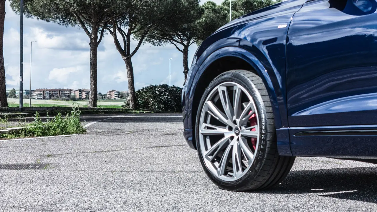 Audi Q8 55 TFSI 2022, vue arrière — Monaco Super Car Rental, Monaco. Audi Q8 55 TFSI à Monaco L'Audi Q8 55 TFSI 2022 est proposée à la location à Monaco en…