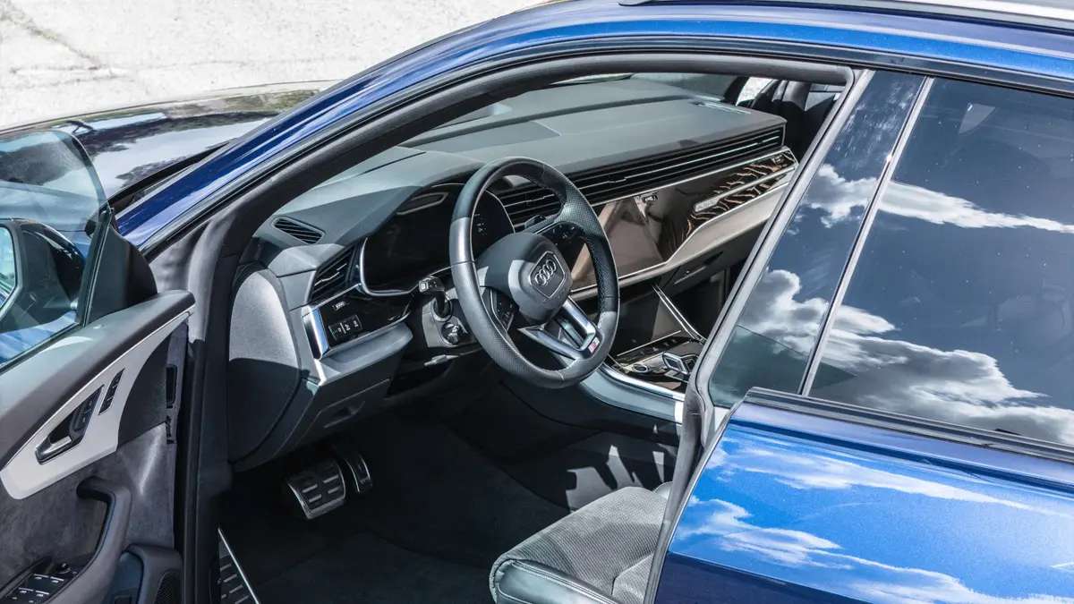 Audi Q8 55 TFSI 2022, intérieur — Monaco Super Car Rental, Monaco. Audi Q8 55 TFSI à Monaco L'Audi Q8 55 TFSI 2022 est proposée à la location à Monaco en…