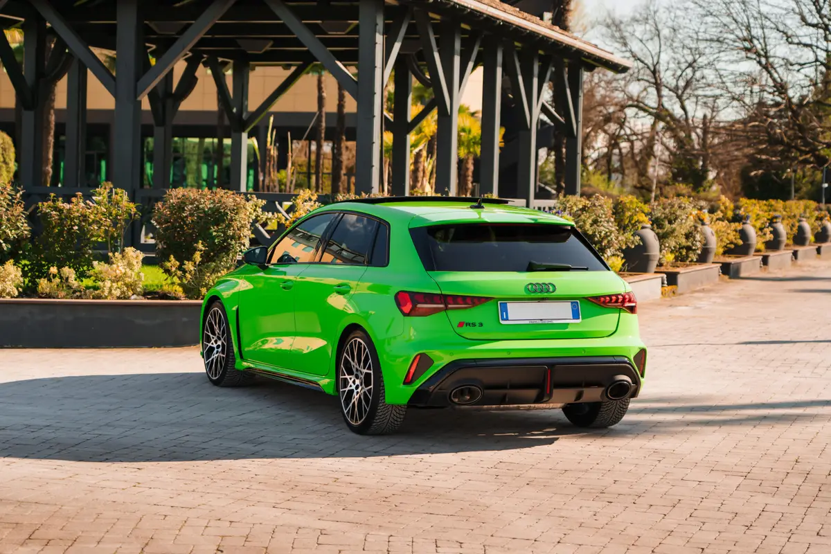 Audi RS3 Restyling 2025, extérieur — Monaco Super Car Rental, Monaco. Audi RS3 Restyling à Monaco L'Audi RS3 Restyling 2025 se loue à Monaco comme une voiture…