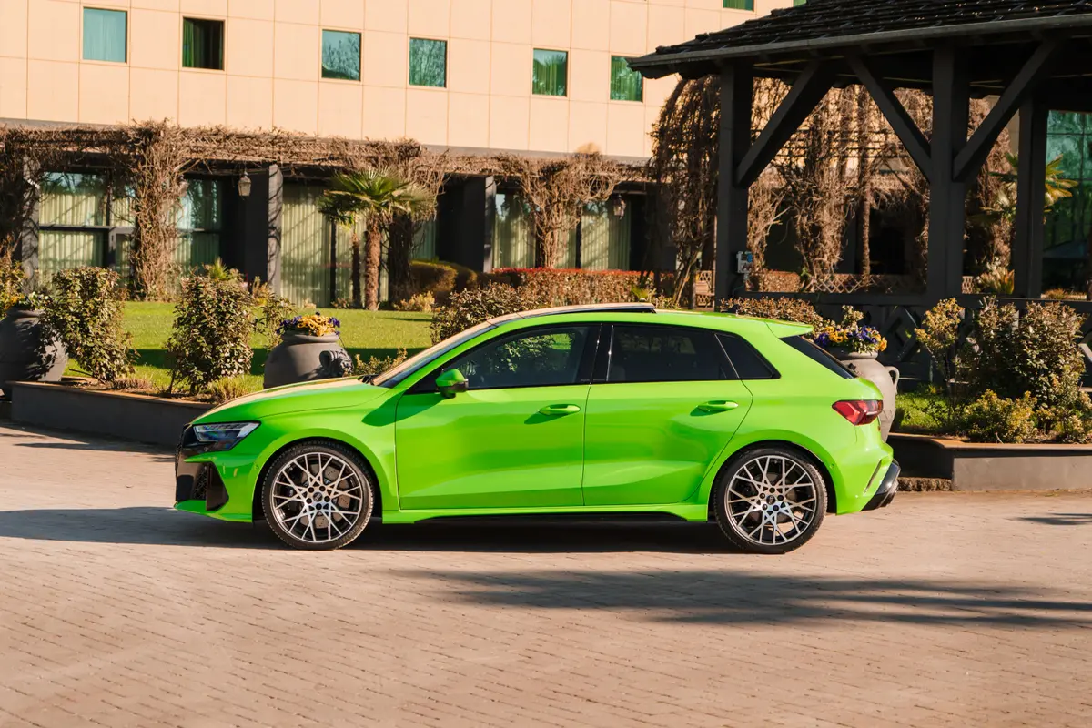 Audi RS3 Restyling 2025, vue avant — Monaco Super Car Rental, Monaco. Audi RS3 Restyling à Monaco L'Audi RS3 Restyling 2025 se loue à Monaco comme une voiture…