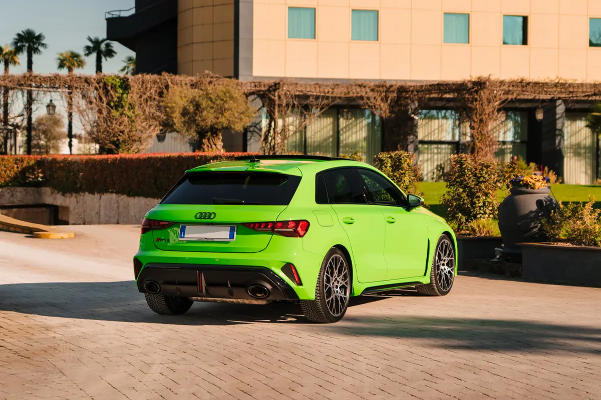 Audi RS3 Restyling 2025, vue arrière — Monaco Super Car Rental, Monaco. Audi RS3 Restyling à Monaco L'Audi RS3 Restyling 2025 se loue à Monaco comme une voiture…