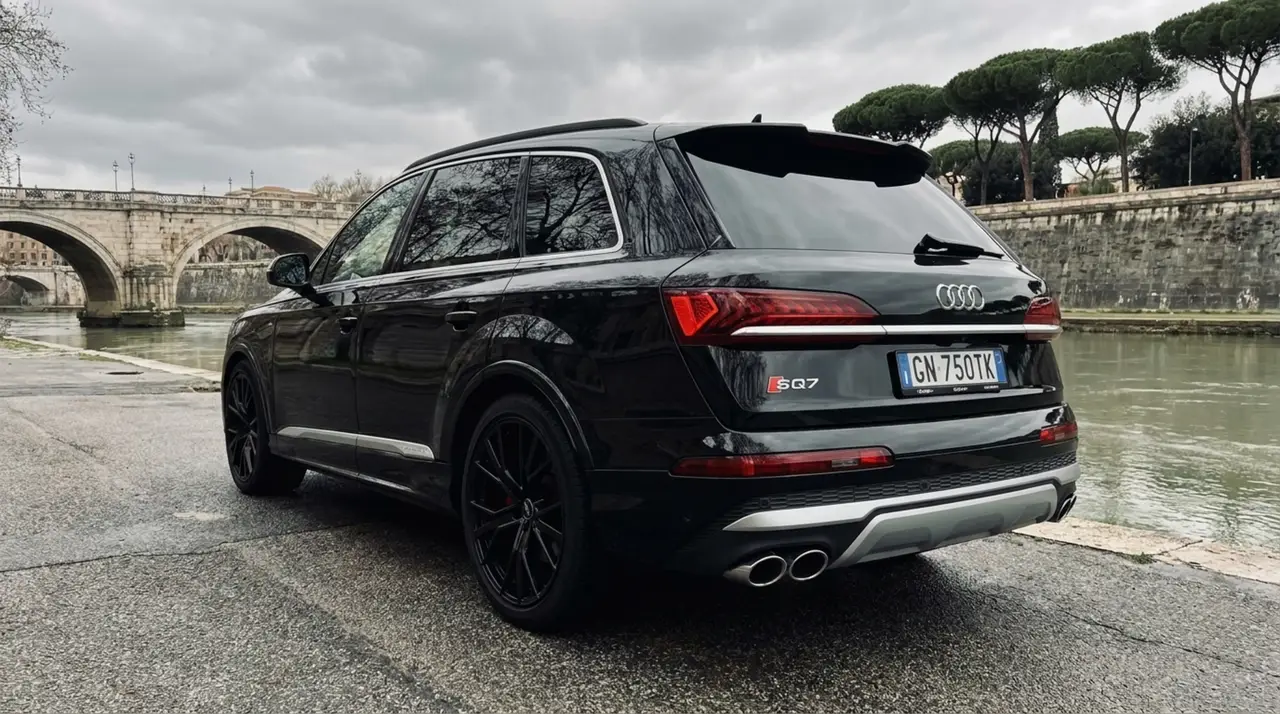 Audi SQ7 7seater 2023, extérieur — Monaco Super Car Rental, Monaco. Audi SQ7 7seater à Monaco L'Audi SQ7 7seater 2023 est proposée à la location à Monaco en…