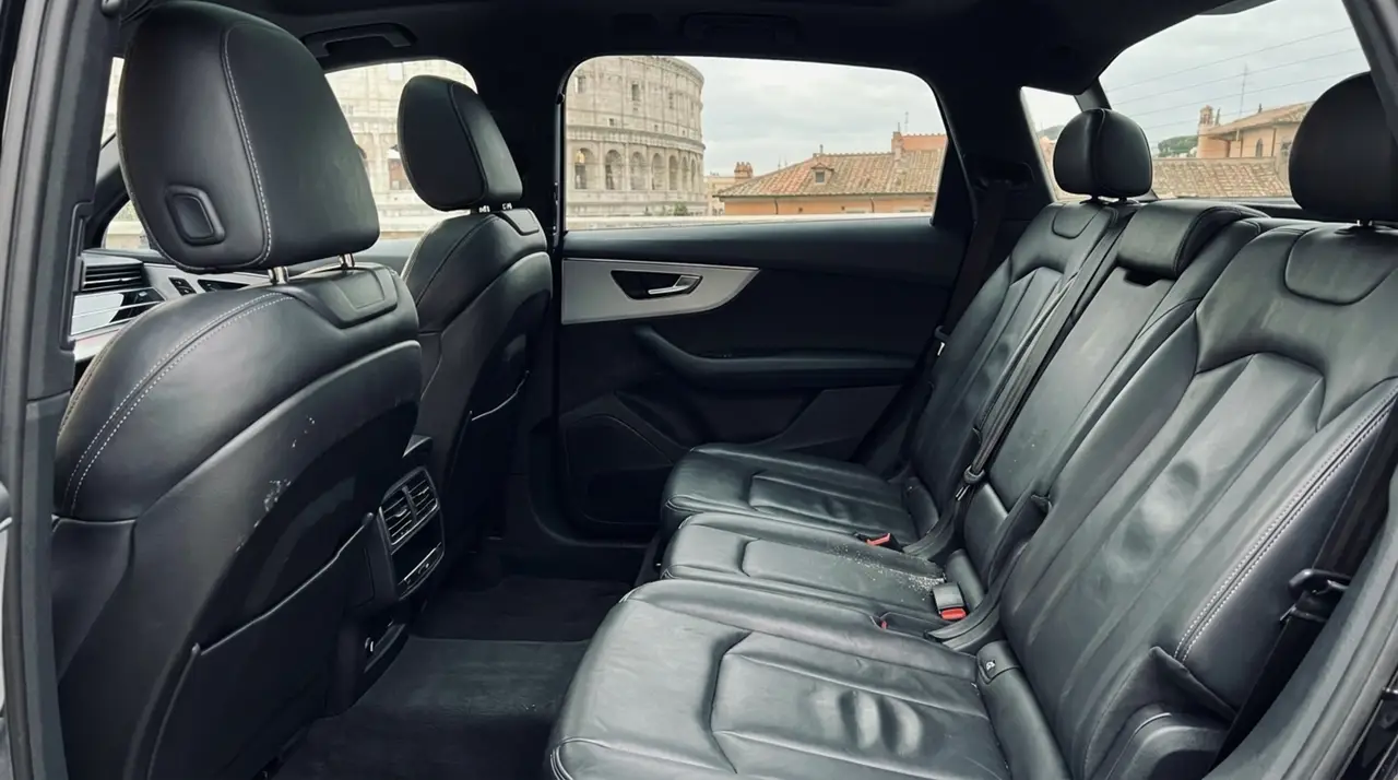 Audi SQ7 7seater 2023, intérieur — Monaco Super Car Rental, Monaco. Audi SQ7 7seater à Monaco L'Audi SQ7 7seater 2023 est proposée à la location à Monaco en…