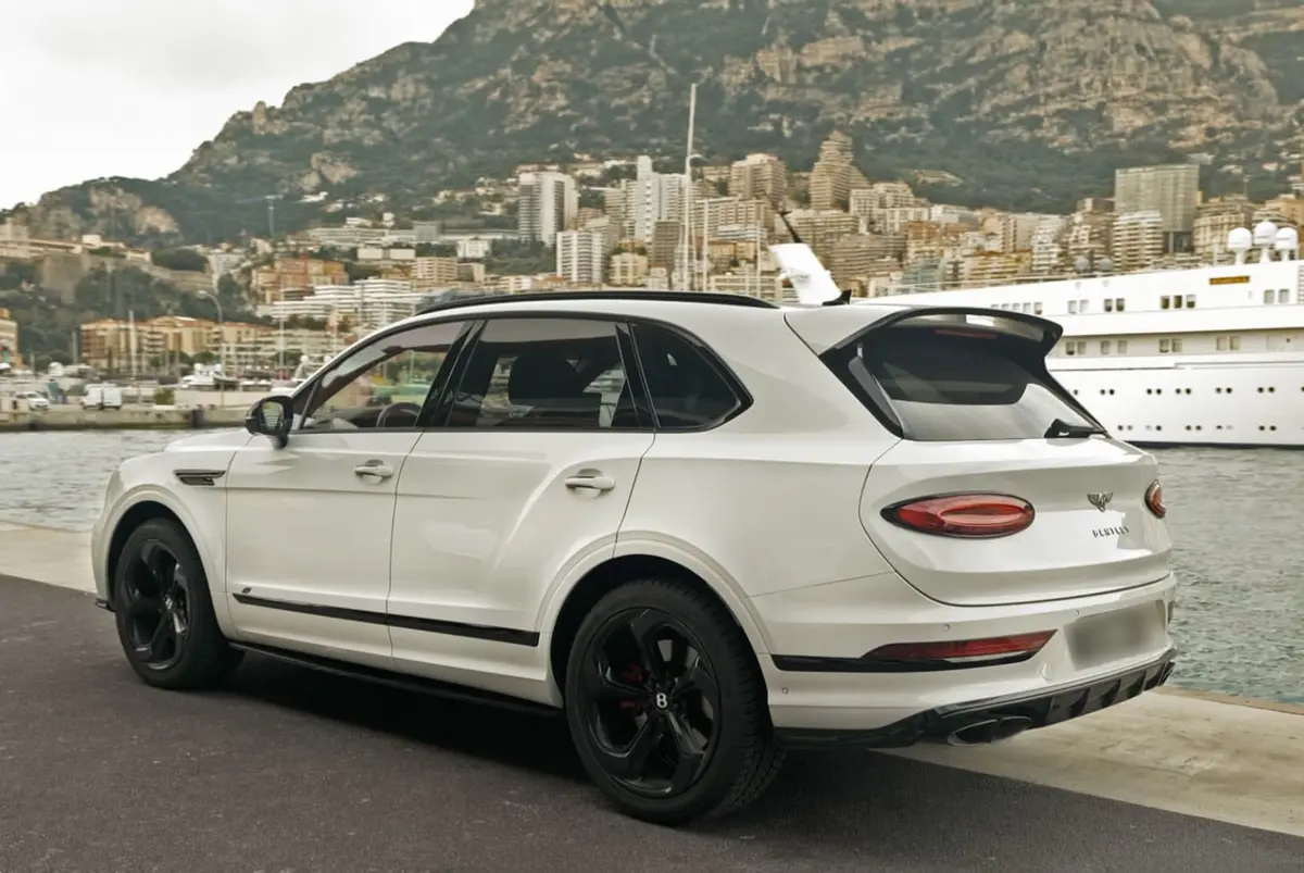 Bentley Bentayga V8-S 2024, внешний вид — Monaco Super Car Rental, Монако. Bentley Bentayga V8-S в Монако Аренда Bentley Bentayga V8-S в Монако предоставляет в ваше…