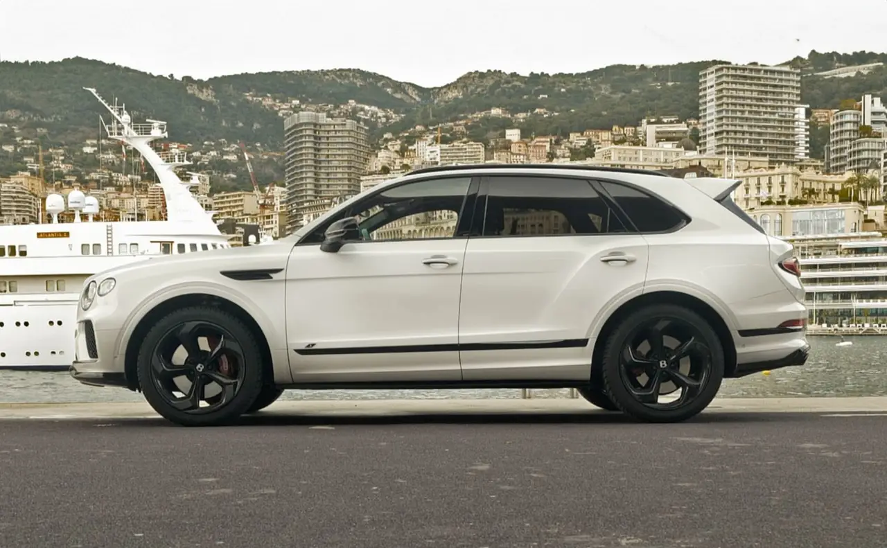 Bentley Bentayga V8-S 2024, вид спереди — Monaco Super Car Rental, Монако. Bentley Bentayga V8-S в Монако Аренда Bentley Bentayga V8-S в Монако предоставляет в ваше…