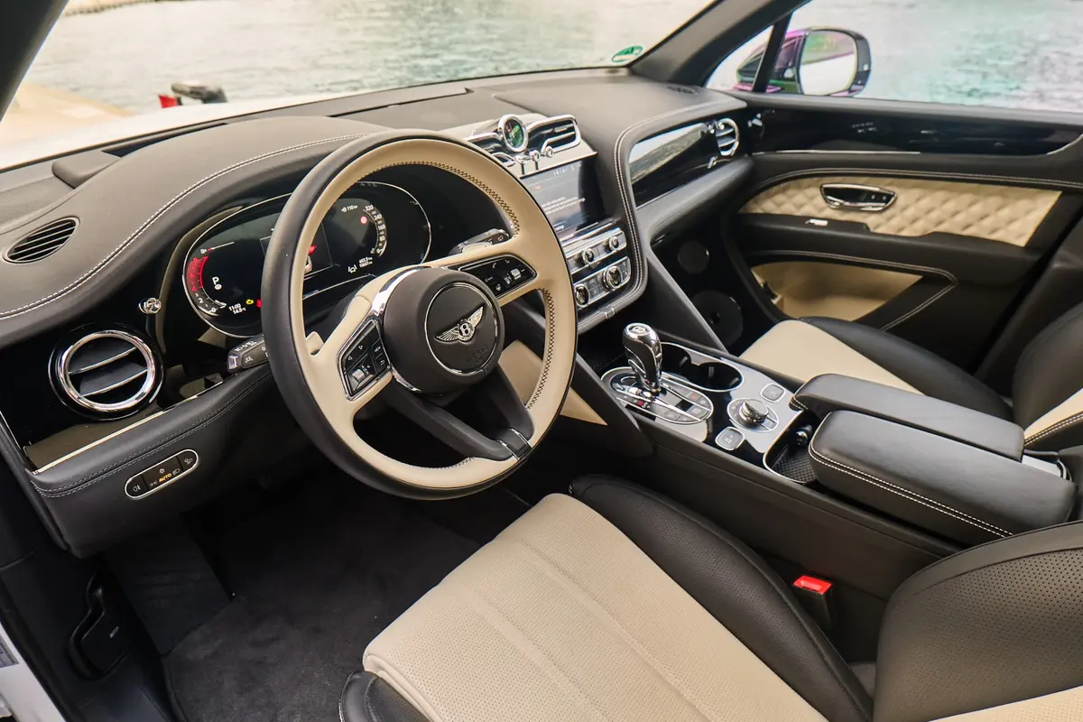 Bentley Bentayga V8-S 2024, вид сзади — Monaco Super Car Rental, Монако. Bentley Bentayga V8-S в Монако Аренда Bentley Bentayga V8-S в Монако предоставляет в ваше…