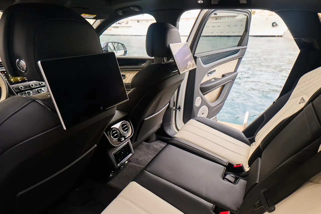 Bentley Bentayga V8-S 2024, салон — Monaco Super Car Rental, Монако. Bentley Bentayga V8-S в Монако Аренда Bentley Bentayga V8-S в Монако предоставляет в ваше…