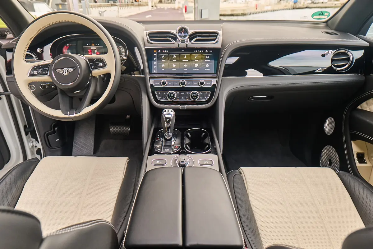 Bentley Bentayga V8-S 2024, приборная панель — Monaco Super Car Rental, Монако. Bentley Bentayga V8-S в Монако Аренда Bentley Bentayga V8-S в Монако предоставляет в ваше…