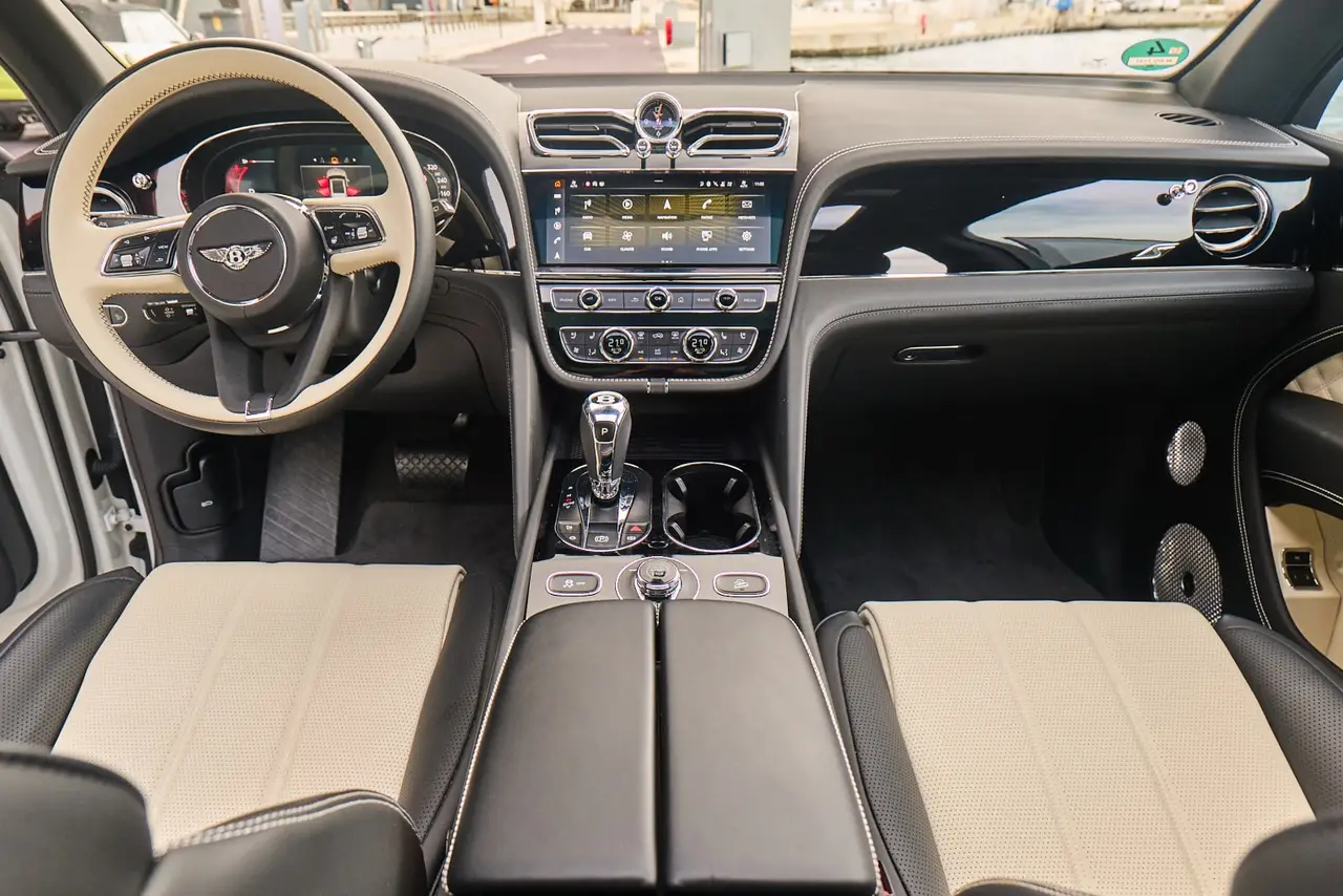 Bentley Bentayga V8-S 2024, приборная панель — Monaco Super Car Rental, Монако. Bentley Bentayga V8-S в Монако Аренда Bentley Bentayga V8-S в Монако предоставляет в ваше…