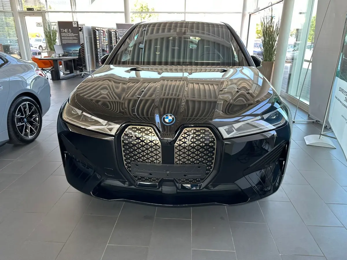BMW IX M60 2023, vue avant — Monaco Super Car Rental, Monaco. BMW IX M60 à Monaco La BMW IX M60 2023 est proposée à la location à Monaco sous la forme…