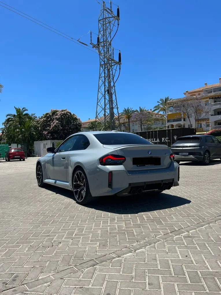 BMW M2 2024, extérieur — Monaco Super Car Rental, Monaco. BMW M2 à Monaco La BMW M2 2024 est proposée à la location à Monaco comme un coupé sport,…