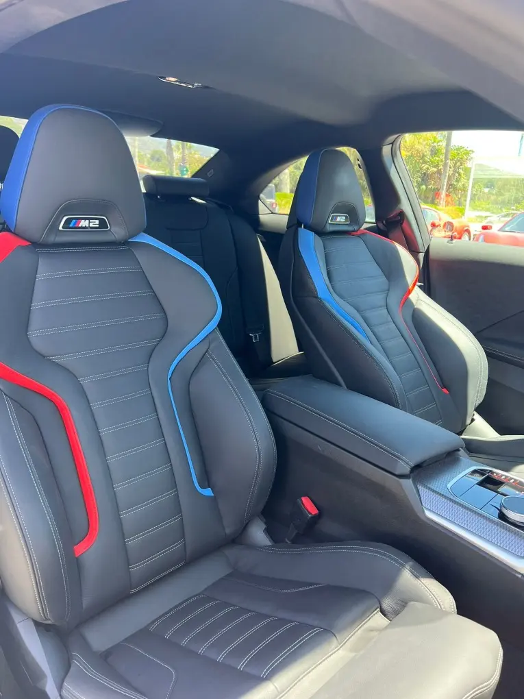 BMW M2 2024, vue arrière — Monaco Super Car Rental, Monaco. BMW M2 à Monaco La BMW M2 2024 est proposée à la location à Monaco comme un coupé sport,…