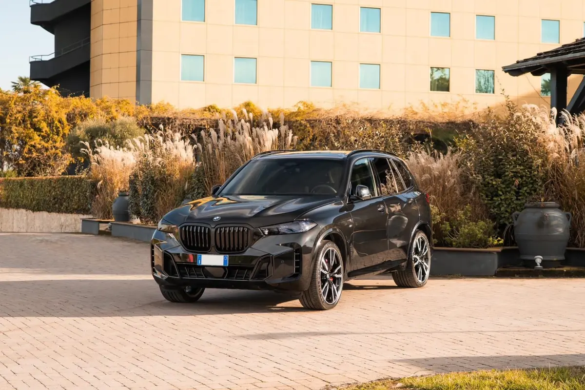 BMW X5 M-pack 30d 2025 — Monaco Super Car Rental, Monaco. BMW X5 M-pack 30d à Monaco La BMW X5 M-pack 30d 2025 est proposée à la location à Monaco…