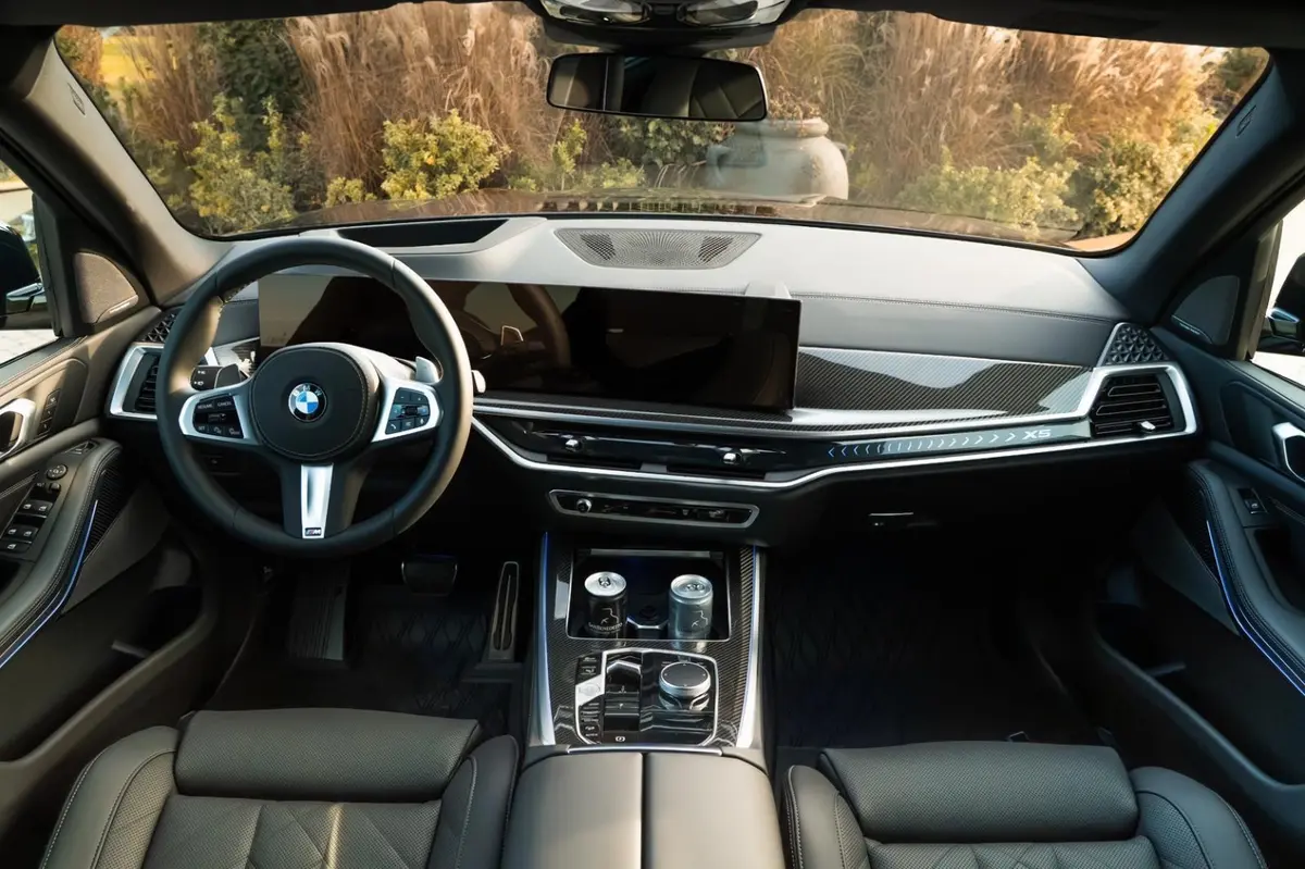 BMW X5 M-pack 30d 2025, extérieur — Monaco Super Car Rental, Monaco. BMW X5 M-pack 30d à Monaco La BMW X5 M-pack 30d 2025 est proposée à la location à Monaco…