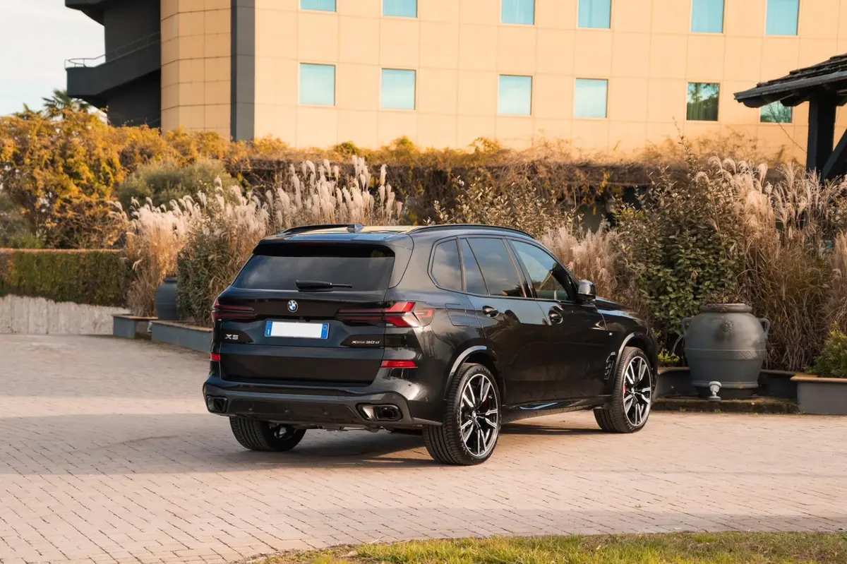 BMW X5 M-pack 30d 2025, vue avant — Monaco Super Car Rental, Monaco. BMW X5 M-pack 30d à Monaco La BMW X5 M-pack 30d 2025 est proposée à la location à Monaco…