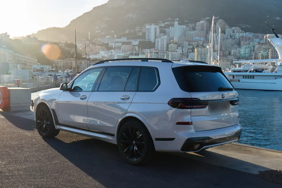 BMW X7 40d M 2024, vue avant — Monaco Super Car Rental, Monaco
