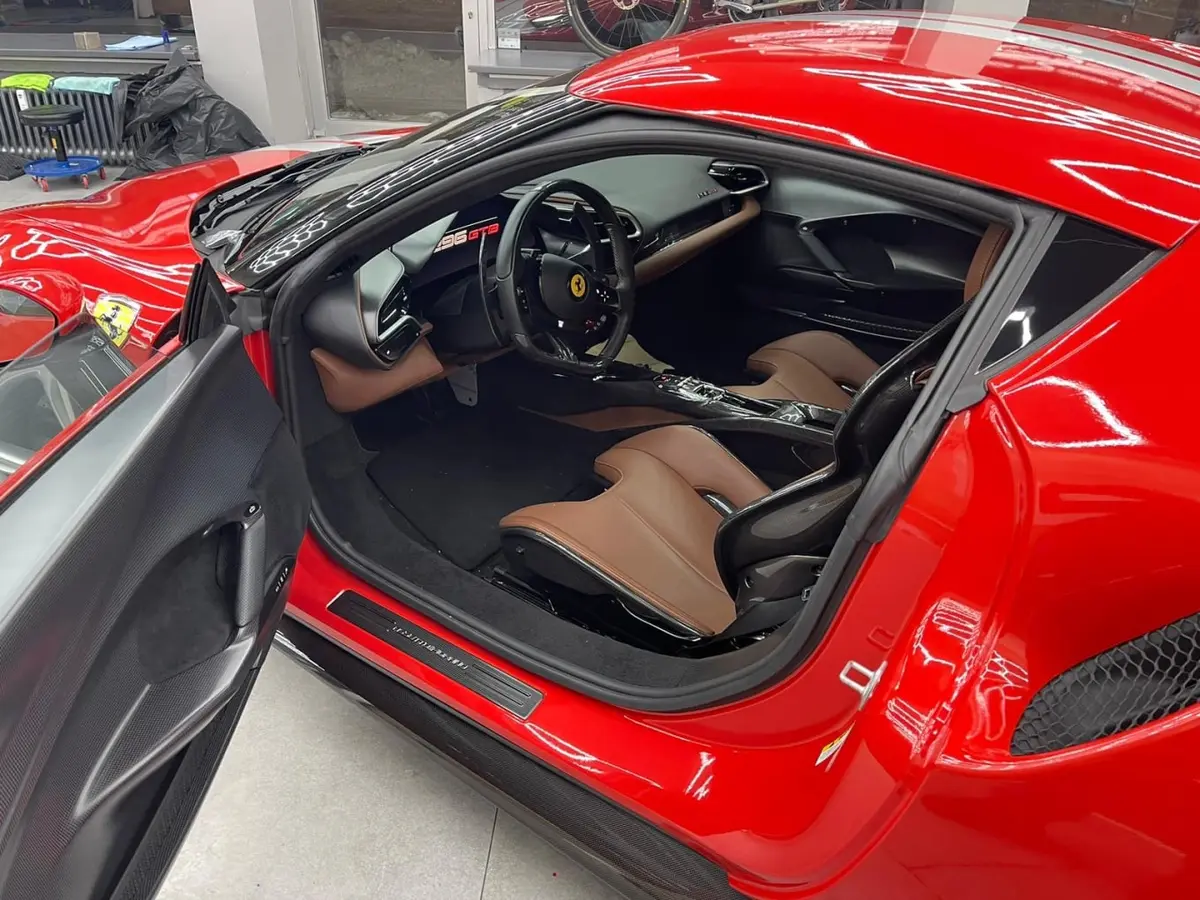 Ferrari 296 GTB 2023, vue arrière — Monaco Super Car Rental, Monaco. Ferrari 296 GTB in Monaco La location d'une Ferrari 296 GTB à Monaco met à votre…