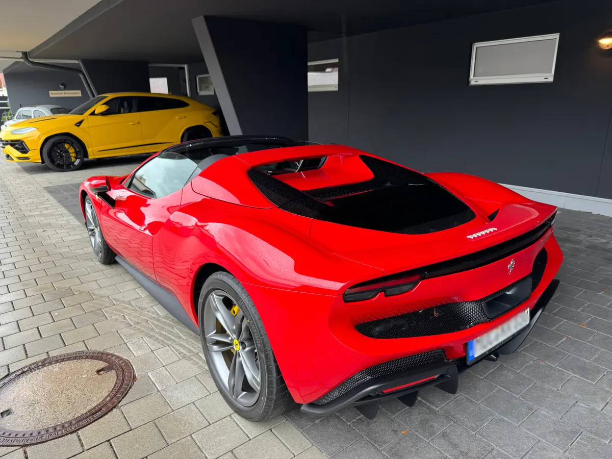 Ferrari 296 GTS Spider 2024, вид сзади — Monaco Super Car Rental, Монако. Ferrari 296 GTS Spider в Монако Аренда Ferrari 296 GTS Spider в Монако открывает доступ к…