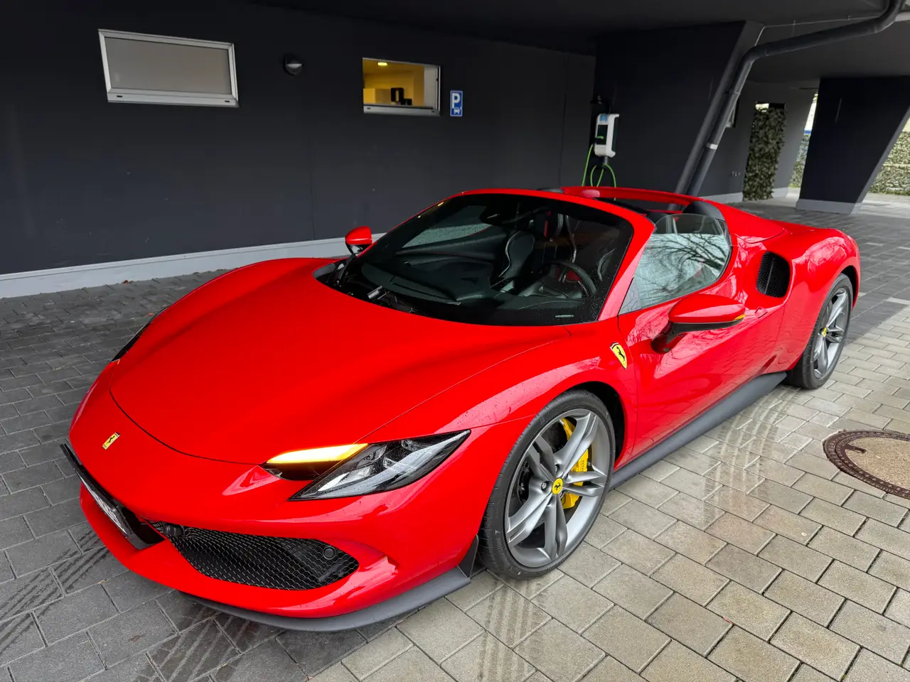 Ferrari 296 GTS Spider 2024, салон — Monaco Super Car Rental, Монако. Ferrari 296 GTS Spider в Монако Аренда Ferrari 296 GTS Spider в Монако открывает доступ к…