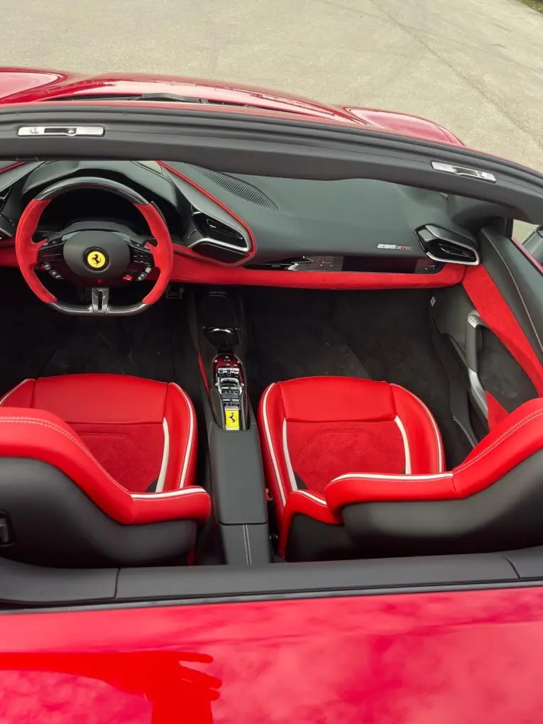 Ferrari 296 GTS Spider 2025, exterior — Monaco Super Car Rental, Mónaco. Ferrari 296 GTS Spider en Mónaco El alquiler de un Ferrari 296 GTS Spider en Mónaco pone…