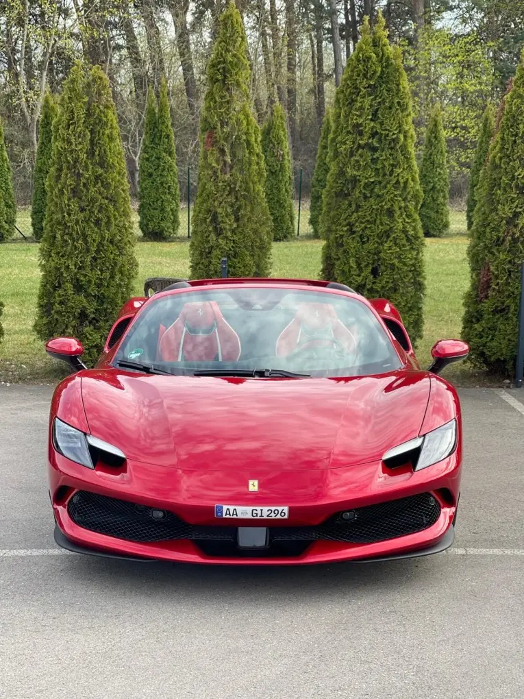 Ferrari 296 GTS Spider 2025, vista frontal — Monaco Super Car Rental, Mónaco. Ferrari 296 GTS Spider en Mónaco El alquiler de un Ferrari 296 GTS Spider en Mónaco pone…