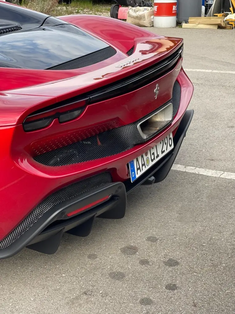 Ferrari 296 GTS Spider 2025, vista trasera — Monaco Super Car Rental, Mónaco. Ferrari 296 GTS Spider en Mónaco El alquiler de un Ferrari 296 GTS Spider en Mónaco pone…