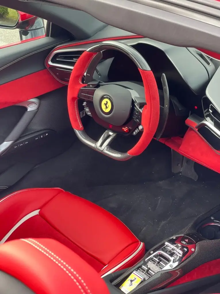 Ferrari 296 GTS Spider 2025, interior — Monaco Super Car Rental, Mónaco. Ferrari 296 GTS Spider en Mónaco El alquiler de un Ferrari 296 GTS Spider en Mónaco pone…