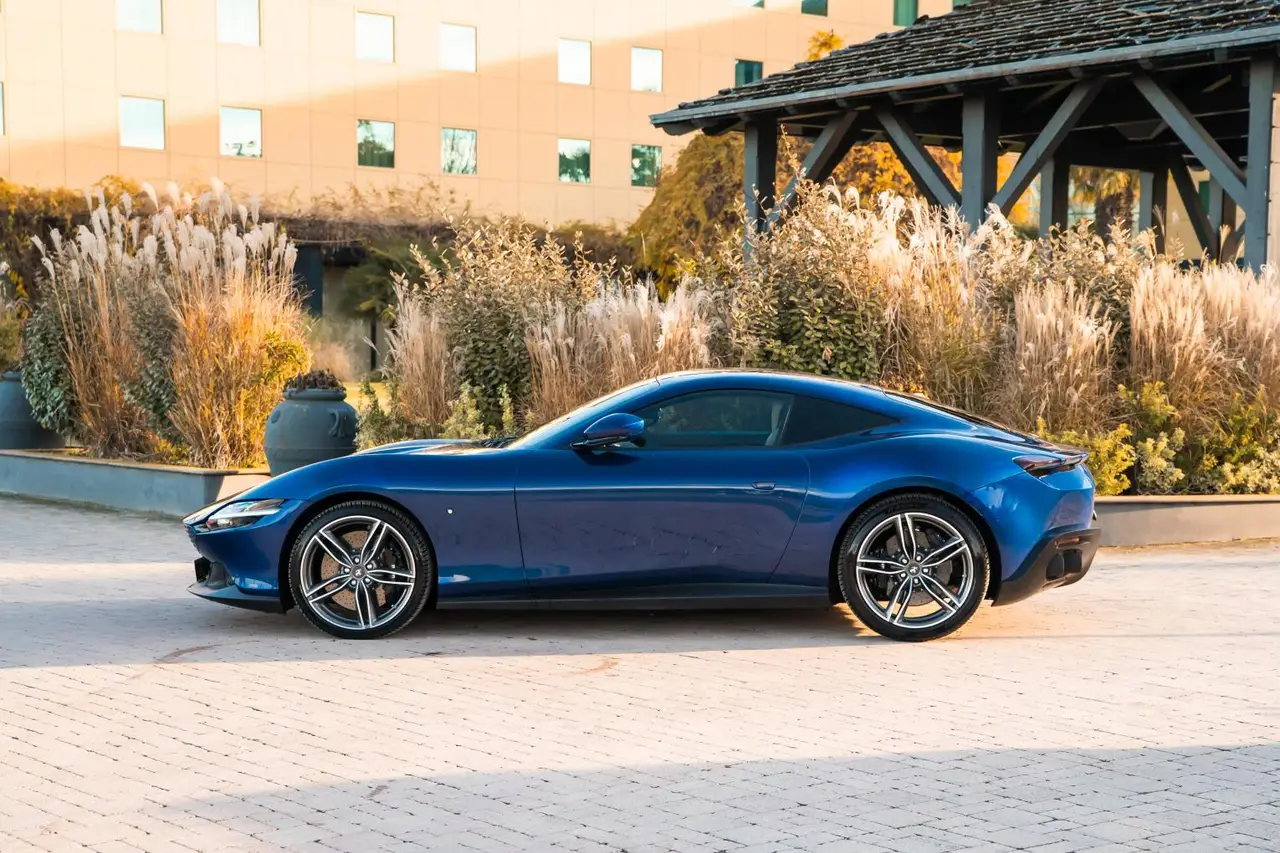 Ferrari Roma 2025, vue arrière — Monaco Super Car Rental, Monaco. Ferrari Roma in Monaco La location d'une Ferrari Roma à Monaco met à votre disposition un…