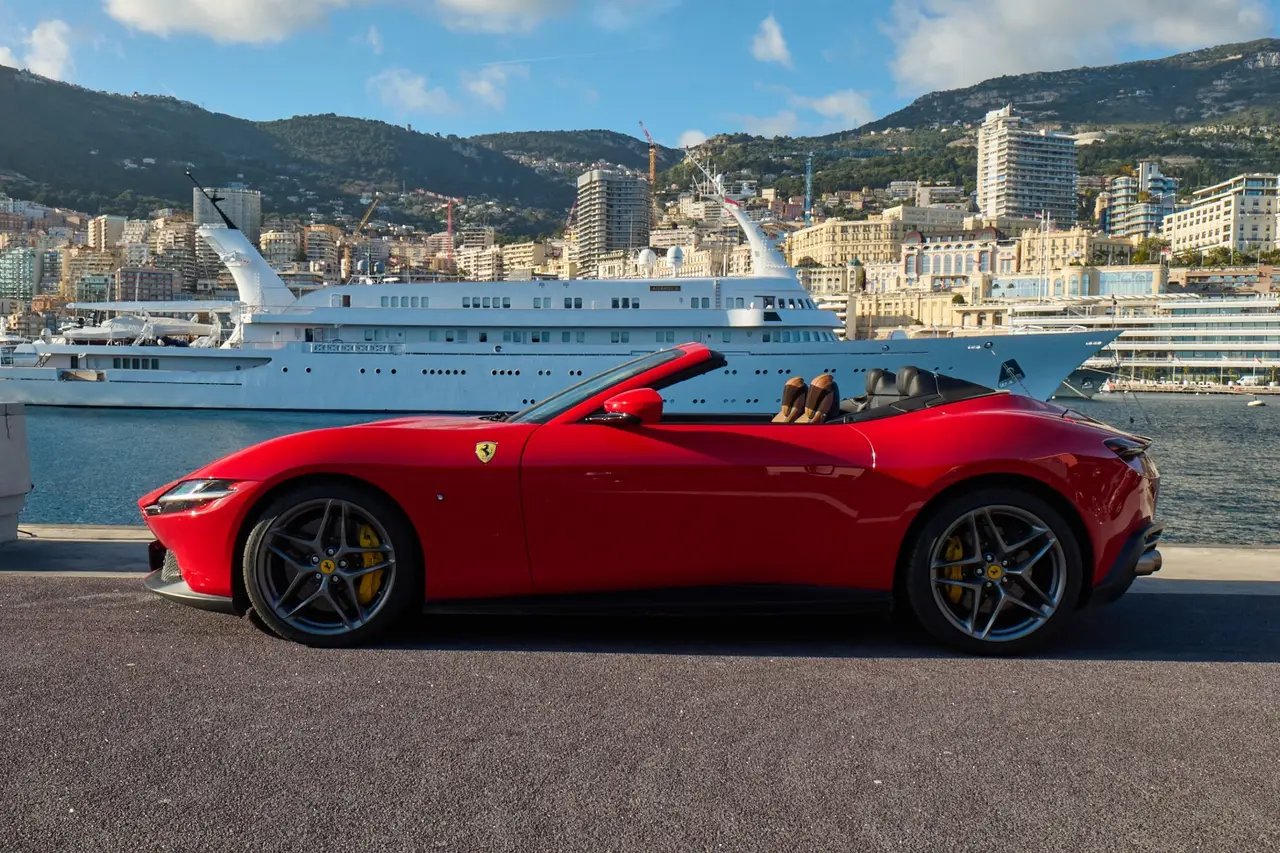 Ferrari Roma Spider 2024, extérieur — Monaco Super Car Rental, Monaco. La Ferrari Roma Spider 2024 est un cabriolet deux places qui conjugue lignes épurées et…