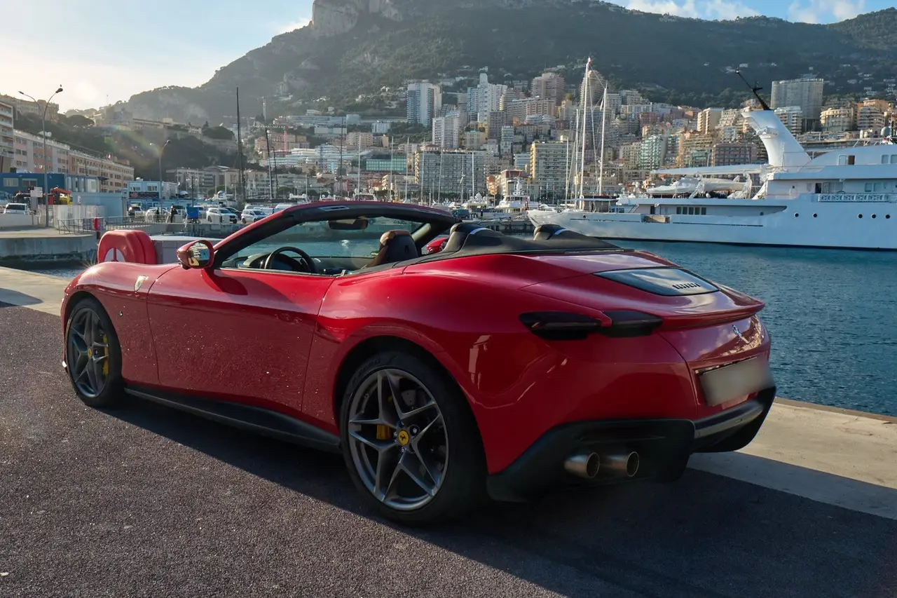 Ferrari Roma Spider 2024, vue avant — Monaco Super Car Rental, Monaco. La Ferrari Roma Spider 2024 est un cabriolet deux places qui conjugue lignes épurées et…