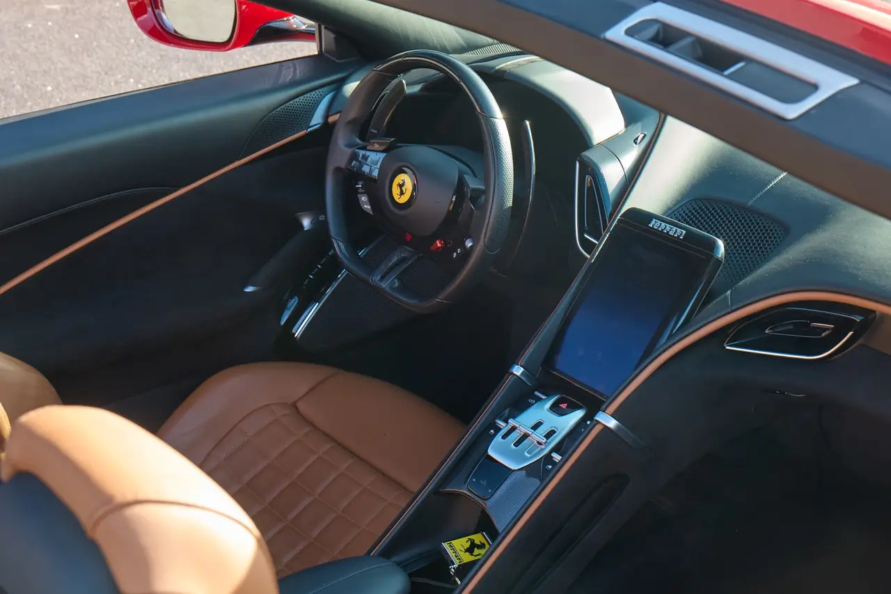 Ferrari Roma Spider 2024, vue arrière — Monaco Super Car Rental, Monaco. La Ferrari Roma Spider 2024 est un cabriolet deux places qui conjugue lignes épurées et…