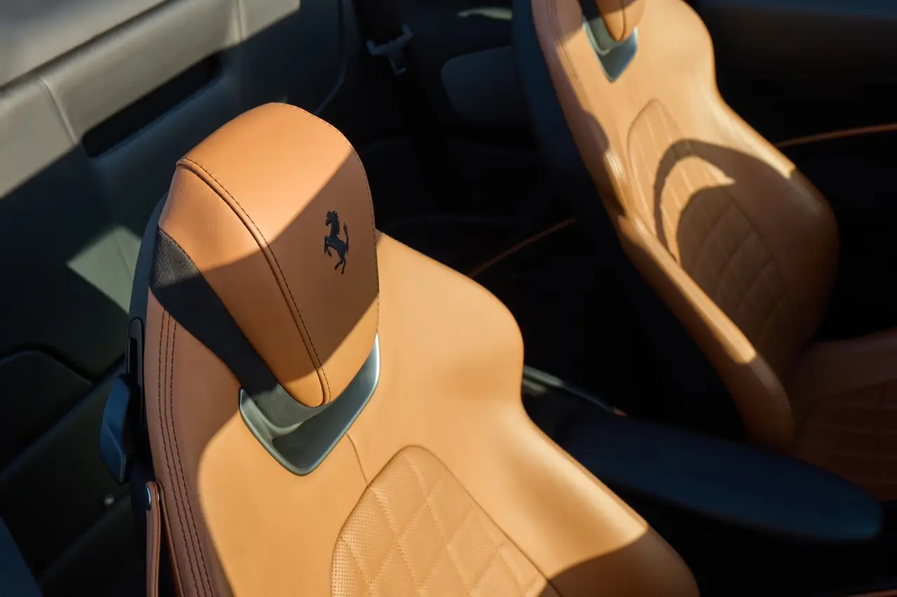 Ferrari Roma Spider 2024, intérieur — Monaco Super Car Rental, Monaco. La Ferrari Roma Spider 2024 est un cabriolet deux places qui conjugue lignes épurées et…