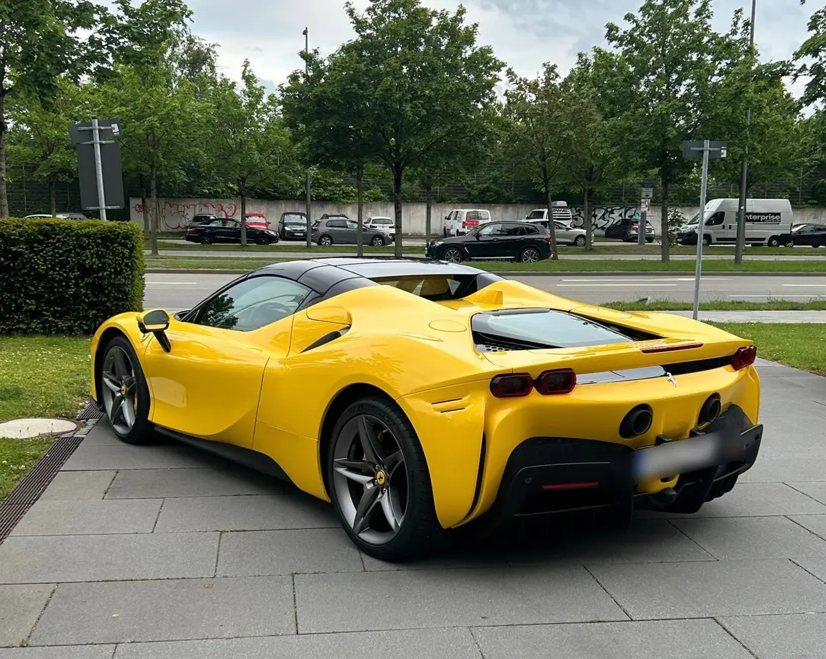 Ferrari SF90 Spider 2024, vue avant — Monaco Super Car Rental, Monaco. Ferrari SF90 Spider in Monaco Opter pour la location d'une Ferrari SF90 Spider à Monaco…