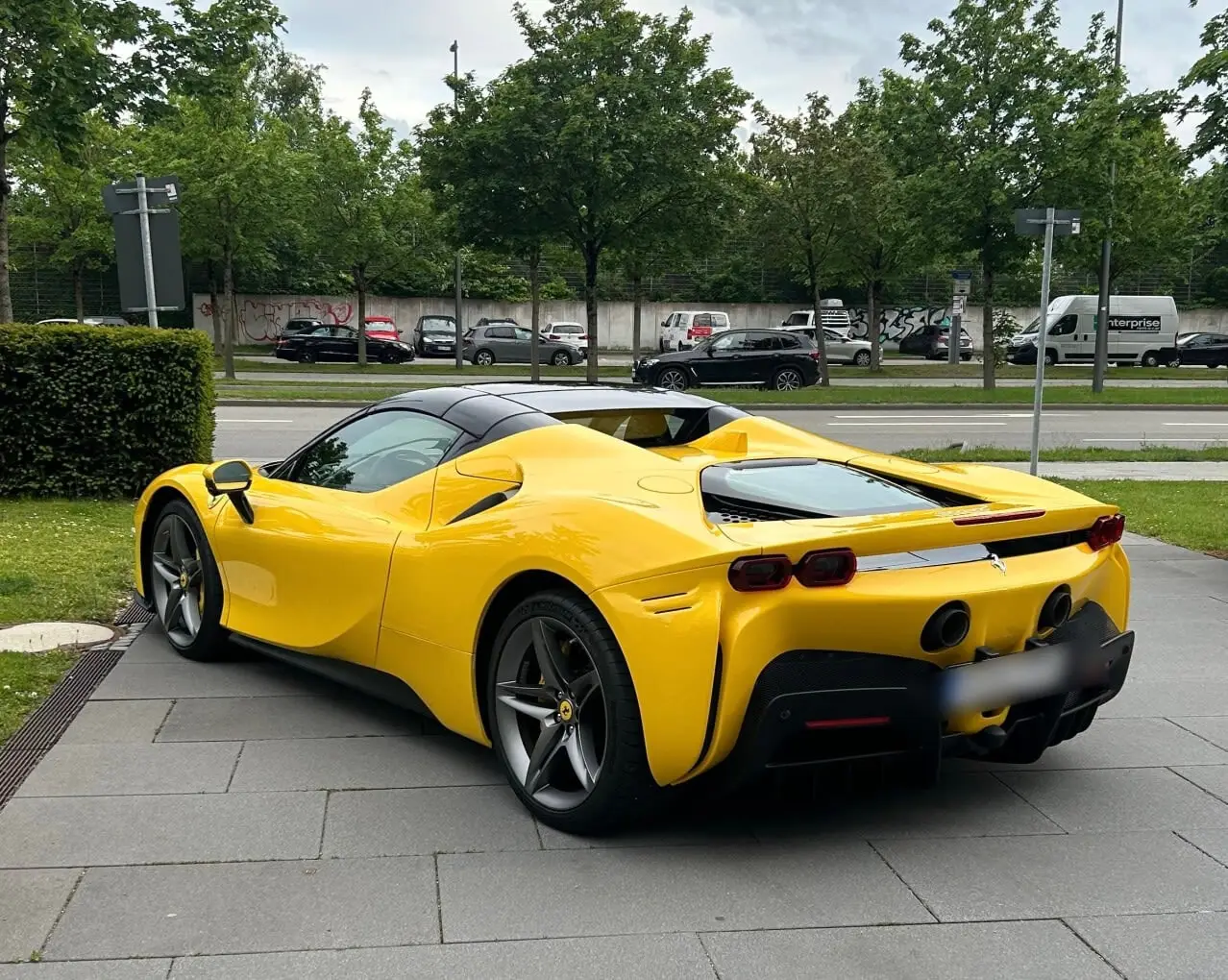 Ferrari SF90 Spider 2024, vue avant — Monaco Super Car Rental, Monaco. Ferrari SF90 Spider in Monaco Opter pour la location d'une Ferrari SF90 Spider à Monaco…