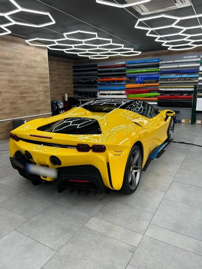 Ferrari SF90 Spider 2024, vue arrière — Monaco Super Car Rental, Monaco. Ferrari SF90 Spider in Monaco Opter pour la location d'une Ferrari SF90 Spider à Monaco…