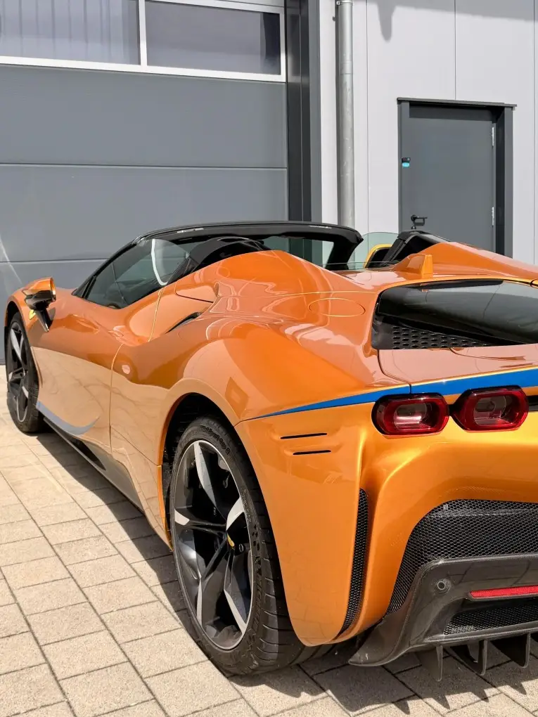Ferrari SF90 Spider Tailor Made 2025, extérieur — Monaco Super Car Rental, Monaco. La Ferrari SF90 Spider Tailor Made 2025 concentre l'essentiel de la technologie Ferrari…