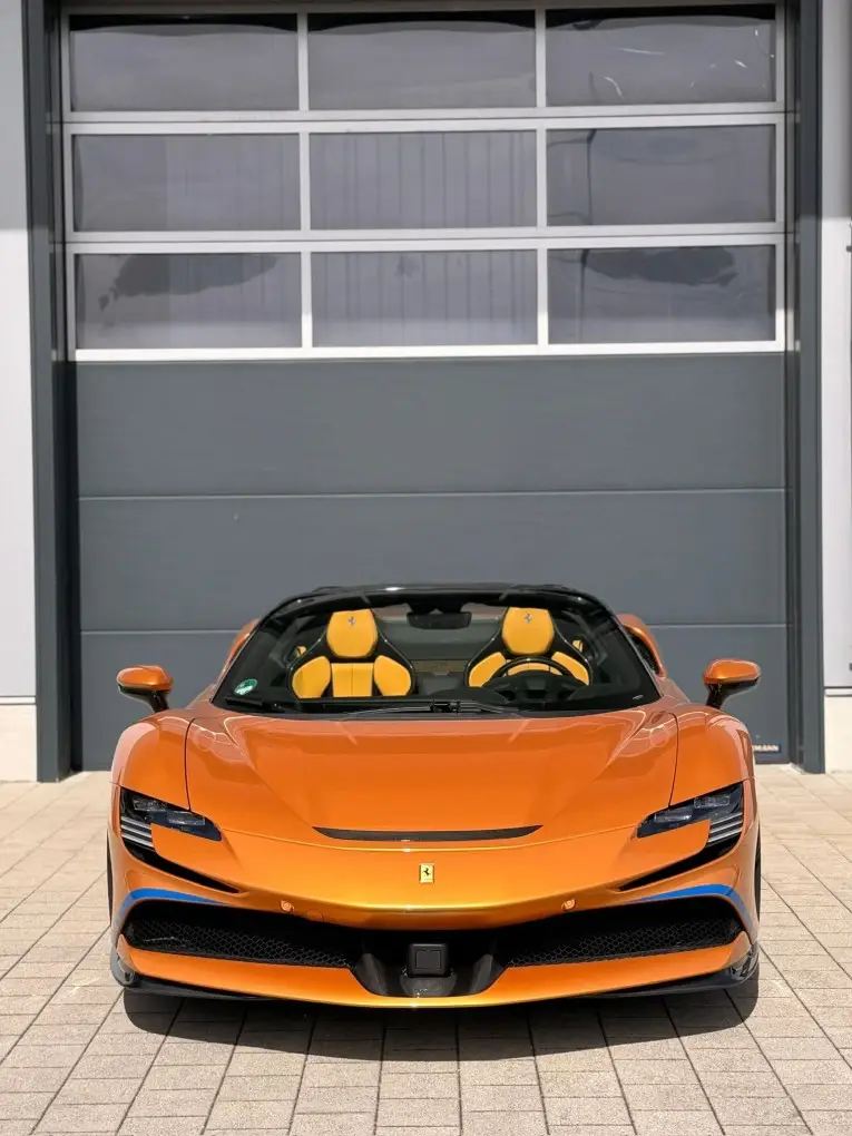 Ferrari SF90 Spider Tailor Made 2025, vue avant — Monaco Super Car Rental, Monaco. La Ferrari SF90 Spider Tailor Made 2025 concentre l'essentiel de la technologie Ferrari…