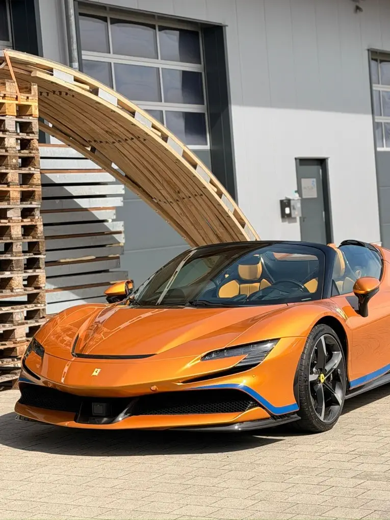 Ferrari SF90 Spider Tailor Made 2025, vue arrière — Monaco Super Car Rental, Monaco. La Ferrari SF90 Spider Tailor Made 2025 concentre l'essentiel de la technologie Ferrari…