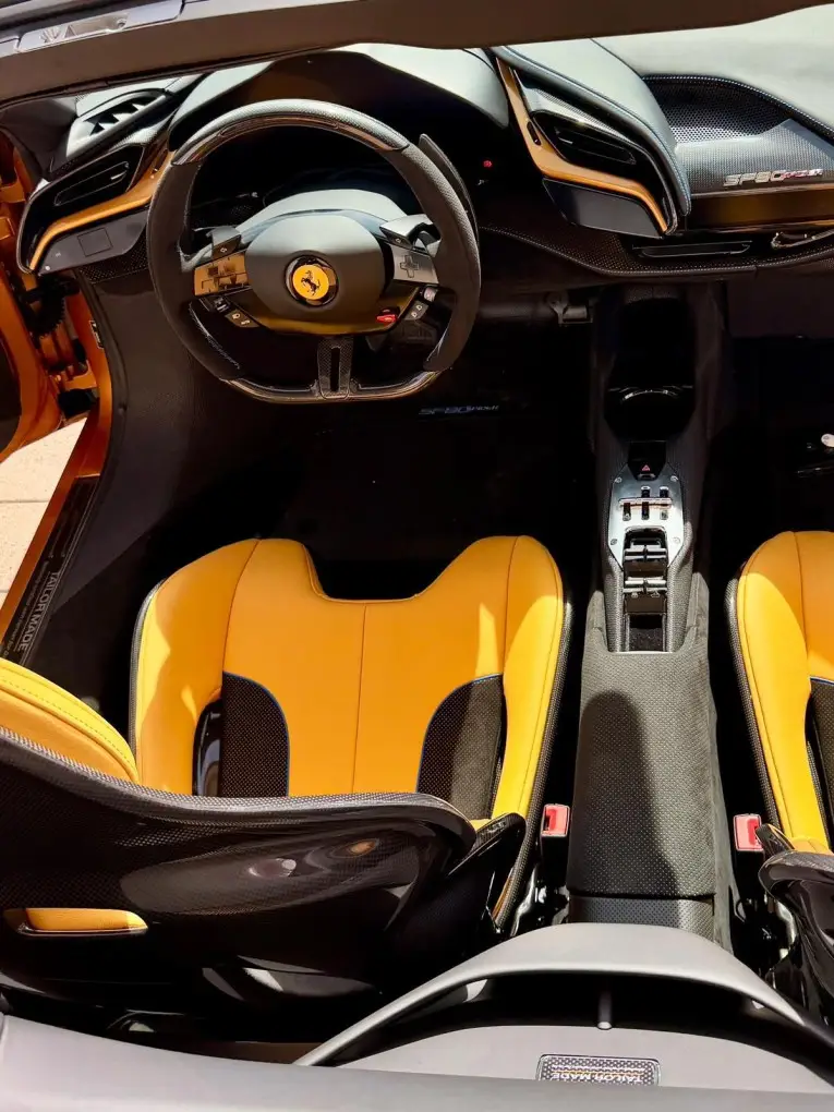 Ferrari SF90 Spider Tailor Made 2025, tableau de bord — Monaco Super Car Rental, Monaco. La Ferrari SF90 Spider Tailor Made 2025 concentre l'essentiel de la technologie Ferrari…