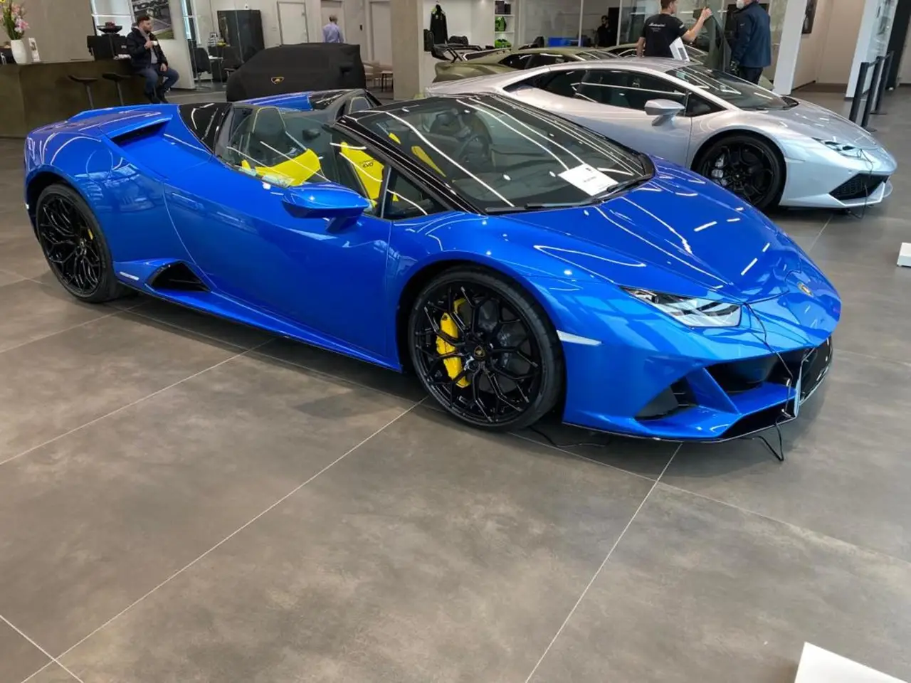 Lamborghini Huracan Evo Spyder 2022, vue avant — Monaco Super Car Rental, Monaco. La Lamborghini Huracan Evo Spyder 2022 est l'une des rares voitures qui justifient…