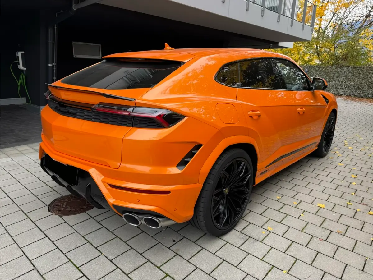 Lamborghini URUS SE 2025, vue avant — Monaco Super Car Rental, Monaco. Lamborghini URUS SE in Monaco La location d'un Lamborghini URUS SE à Monaco met à votre…