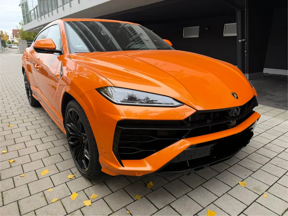 Lamborghini URUS SE 2025, vue arrière — Monaco Super Car Rental, Monaco. Lamborghini URUS SE in Monaco La location d'un Lamborghini URUS SE à Monaco met à votre…