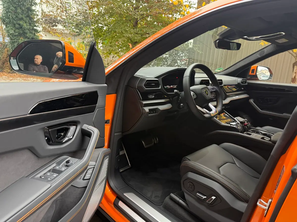 Lamborghini URUS SE 2025, intérieur — Monaco Super Car Rental, Monaco. Lamborghini URUS SE in Monaco La location d'un Lamborghini URUS SE à Monaco met à votre…