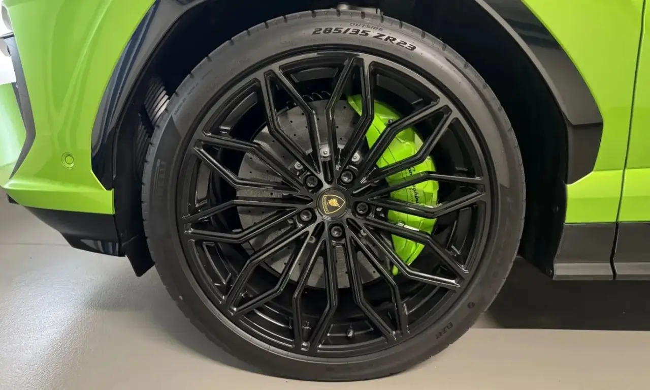 Lamborghini Urus SE 2026, extérieur — Monaco Super Car Rental, Monaco. Le Lamborghini Urus SE 2026 est un SUV de caractère qui associe la signature sportive de…